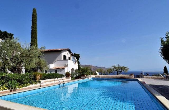 Cosy apartment for 3 guests with A/C, pool, WIFI, terrace, pets allowed and parking