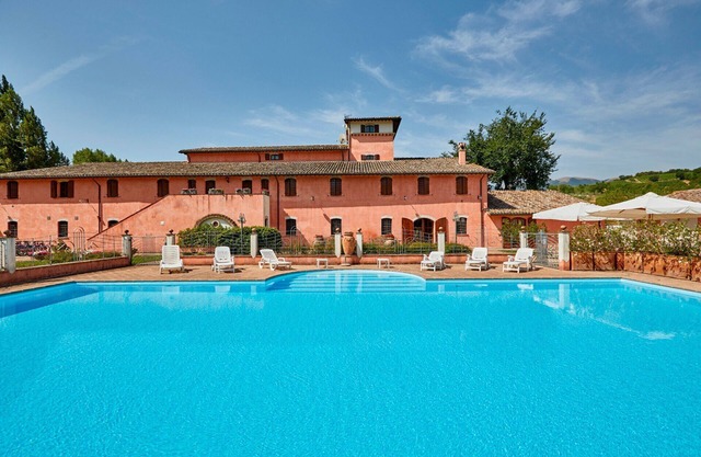 Cosy apartment for 4 guests with WIFI, pool, TV, balcony and pets allowed, close to Spoleto