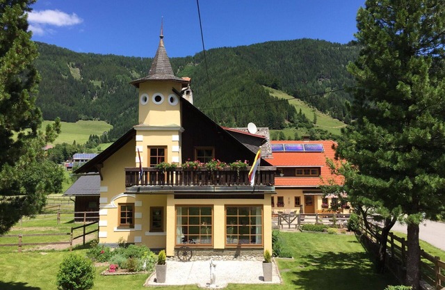 Cosy apartment for 5 guests with WIFI, hot tub, TV, patio and pets allowed