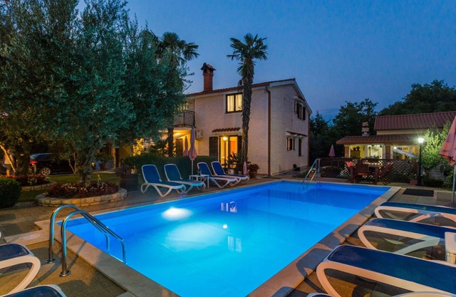 Cosy apartment for 5 guests with pool, A/C, WIFI, TV, terrace, pets allowed and parking