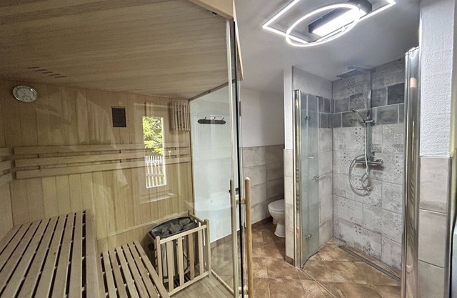 Cosy apartment for 5 people with WIFI, hot tub, TV, patio and pets allowed