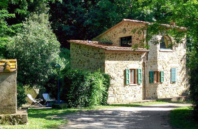 Cosy apartment in villa for 4 guests with pool, WIFI, TV, patio and pets allowed