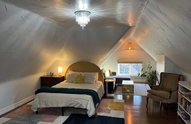 Cosy Boho 3rd Floor Studio in Heart of Covington, 5 Minute Walk to Wedding Venue