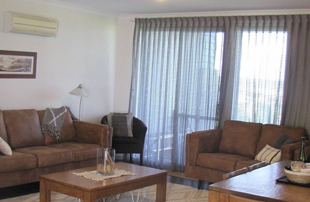 Cosy Corner Seaview Apartment with Stunning Ocean Views!