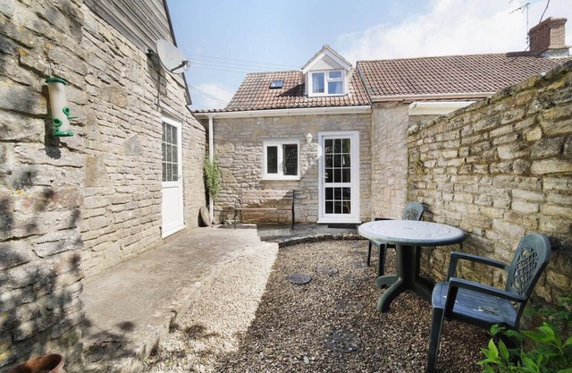 Cosy Cottage in Idyllic Village, Private Parking