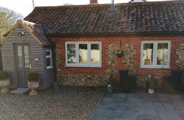 COSY COTTAGE, romantic, with open fire in North Elmham