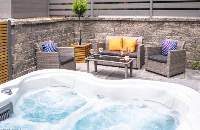 Cosy cottage with private hot tub, sleeps 4, nr Falmouth/Helford River