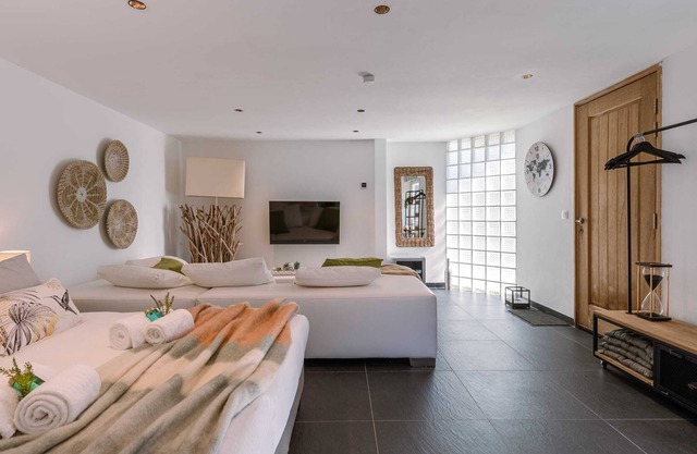 Cosy guest room with garden