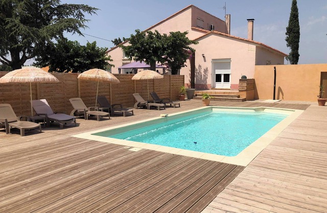 Cosy house with pool 10 minutes from the sea and 30 minutes from Spain