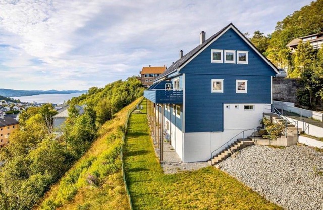Cosy house with sunny terrace, garden and fjord view