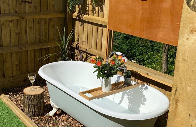 Cosy lodge with an outdoor bath on the Isle of Wight.