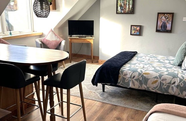 Cosy studio Flat in the Scenic Lochside village of Dalavich