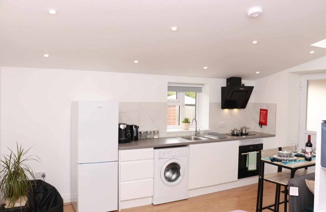 Cosy Studio: Kitchen, Parking, 10' walking to Town