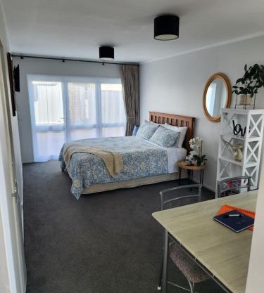 Cosy Studio Unit on Longview