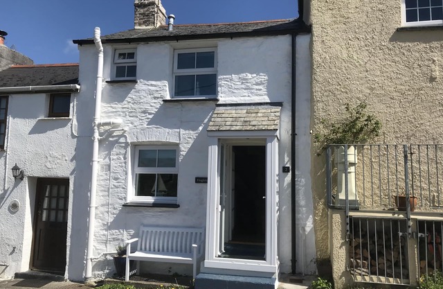 Cosy Village Cottage, valley views, parking, wifi and dog friendly