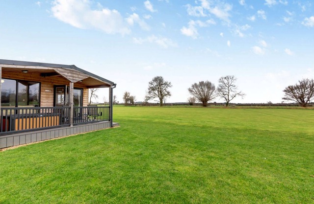 Cotswold lodge with hot tub - Springfield Lodge