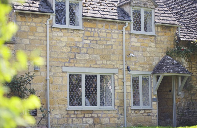 Cotswold stone cottage in the centre of Broadway village with parking
