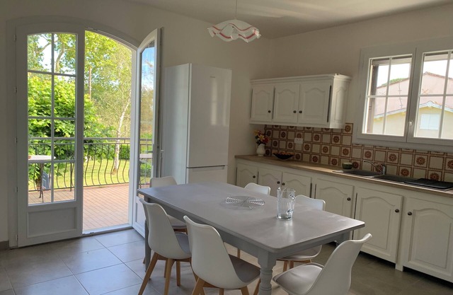 Cottage 6 pers in country house 2 bedrooms, shady garden, secure parking