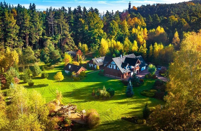 Cottage: AŽ PO UŠI („Head over heels“)