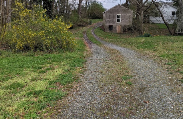 Cottage on 2 acres near Hanging Rock State Park & wedding venues. Pet friendly.