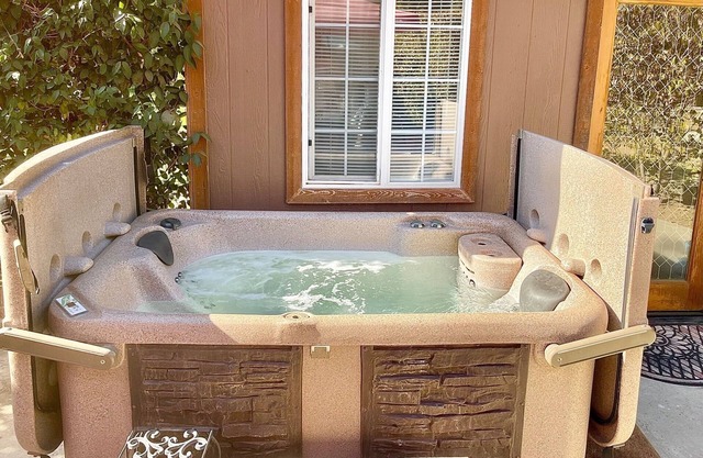 Cottage on 3 acre Riverfront Private Estate with Hot Tub