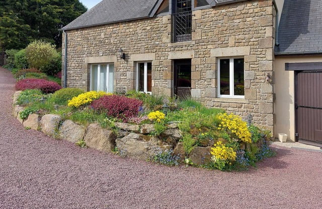 Cottage overlooking the garden on the edge of the forest