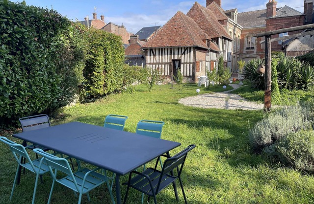 Cottage sleeps 5 with garden in downtown Livarot