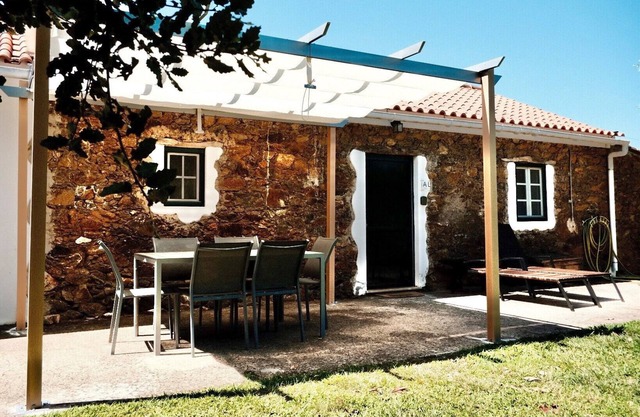 Cottage 'Vale Do Espinheiro' with Lake View, Private Garden and Wi-Fi