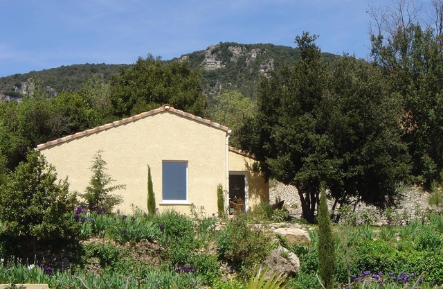 Cottage with beautiful view in Mediterranean park a few min. from Salagou Lake