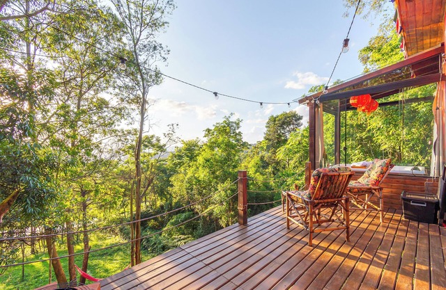 Cottage with Hot Tub Near Buddhist Temple