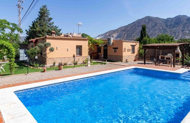 Cottage with pool, barbecue and garden