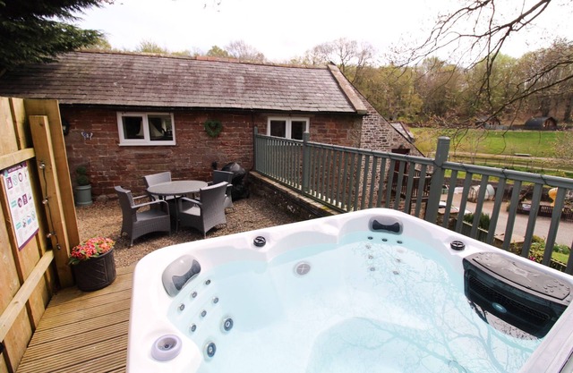 Cottage with private hot tub overlooking fishing lake sleeping 4