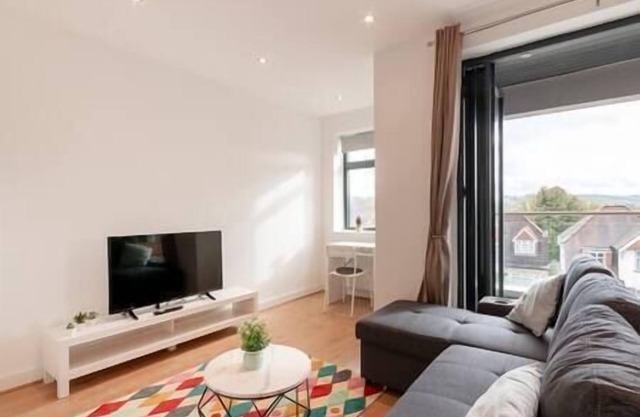 Coulsdon -Entire 2BR Flat- Covered Balcony - Walk to Station