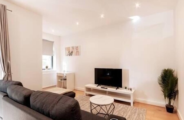 Coulsdon -Entire 2BR Flat, Covered Balcony - Walk to Station