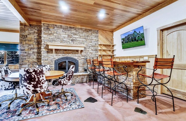 Country Chateau’ with Hot Tub & Incredible Views on 15 Acres