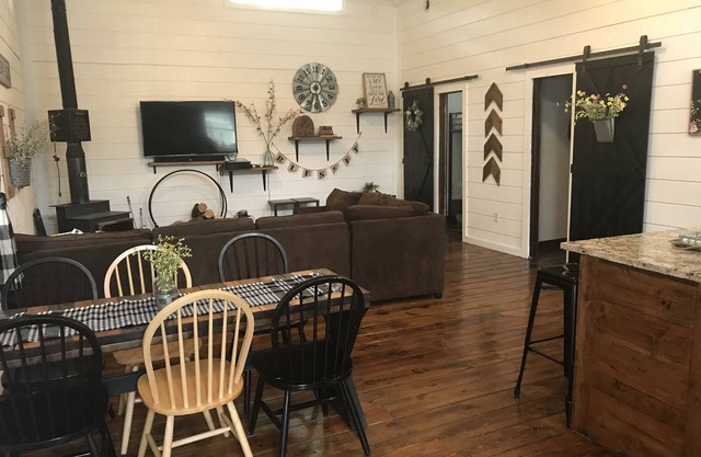 Country cottage. Have a nice quiet getaway with family.
