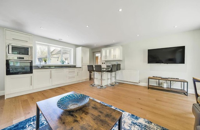 Country cottage & Tennis court