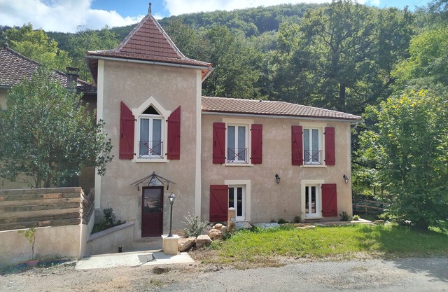 Country house by the river, swimming and fishing Pets welcome