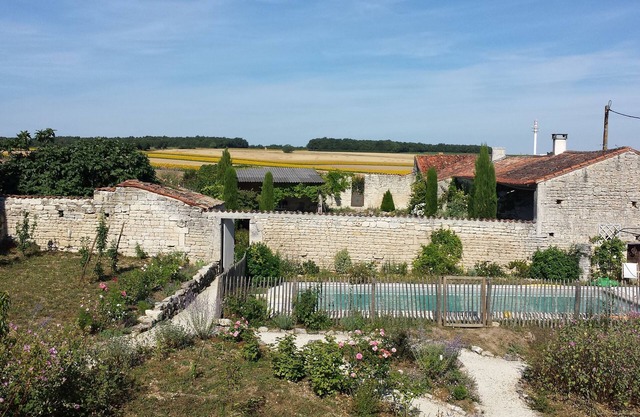 COUNTRY HOUSE CHARENTE (F) holiday or weekend garden pool any comfort