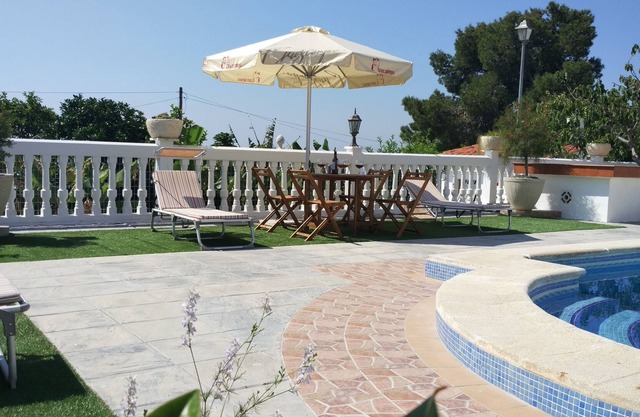 Country house with garden, saltwater pool and internet access.