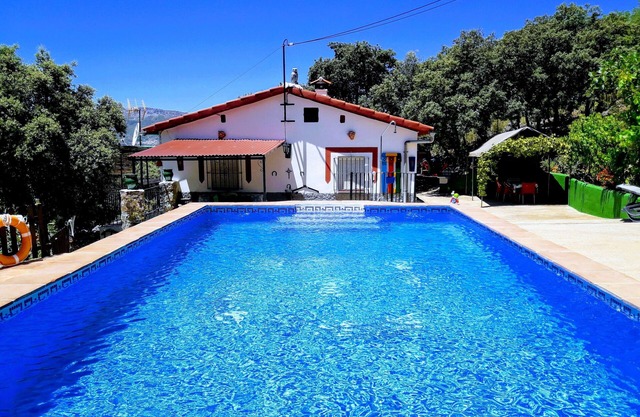 Country house with private pool secluded in nature. Ideal for children.
