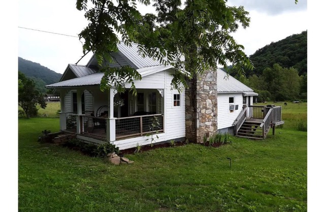 Country Mountain Getaway! Relax, Unplug, Unwind! 110+ yr.old Renovated Farmhouse