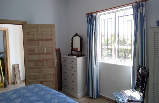 Countryside comfort; amazing sunsets, pool, games room, air/con, wood stove.