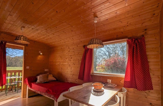 Countryside Retreat with Shared Pool in Mouhers