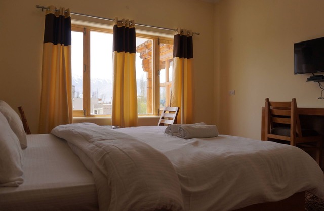 couple and family friendly cozy home in the epicenter of leh market