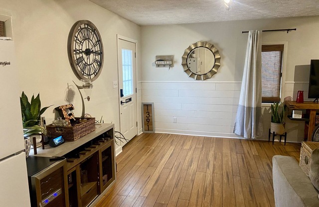 Couples' Hideaway - Relaxing barndominium with hammock, firepit, & covered patio
