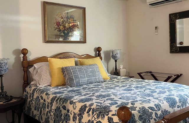 Couples retreat~two minute walk to historic downtown Square~Centrally located.