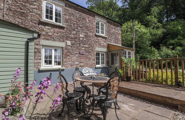 COURT HOUSE COTTAGE, pet friendly, with open fire in Blakeney