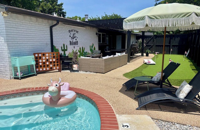 Cowboy Cabana~pool~putting green~firepit~outdoor projector~games!