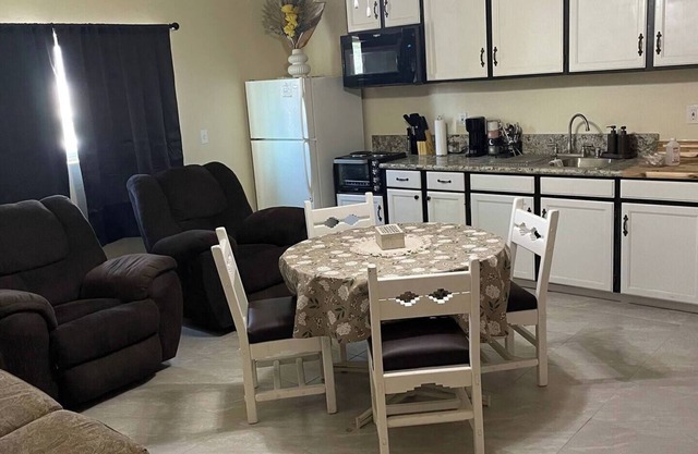 Coxy 2 Bedroom Apartment getaway with AC